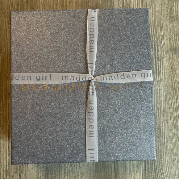 Madden Girl Beige Boxed gift set faux fur hat with Pearl Accents and scarf NEW! - Picture 3 of 4